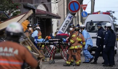 Equipos de rescate realizan una operación en una casa derrumbada tras un terremoto en Wajima, prefectura de Ishikawa (Japón). 