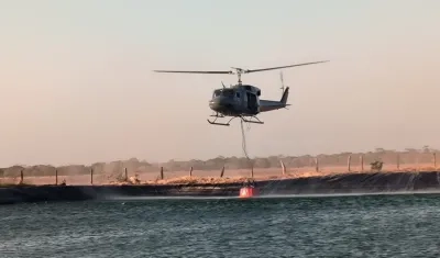 Helicóptero de la Fuerza Aérea combatiendo los incendios en la Sierra Nevada. 