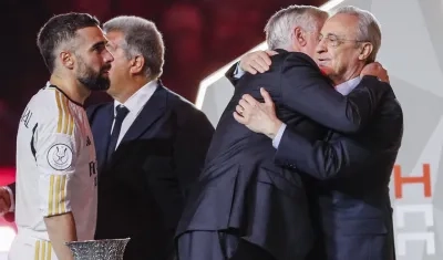 Florentino Pérez felicita al técnico Carlo Ancelotti tras ganar la Supercopa de España. 