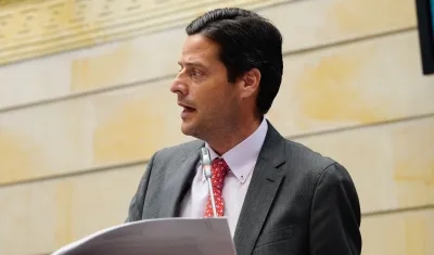 El senador Mauricio Gómez Amín durante el debate de moción de censura a la exministra Astrid Rodríguez.