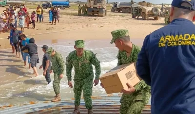 Personal de la Armada participa en la entrega de ayuda humanitaria a la Alta Guajira