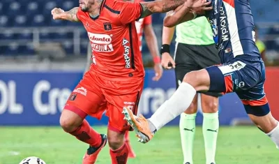 El argentino Rodrigo Holgado protege la pelota ante la marca de un jugador de Alianza FC. 