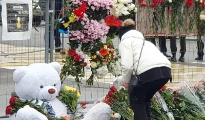 Un osito de peluche y flores son dejados en memoria de las víctimas del mortal ataque terrorista en Krasnogorsk, Rusia