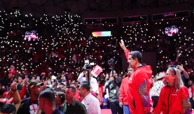 Nicolás Maduro saluda a sus seguidores en Poliedro de Caracas. 