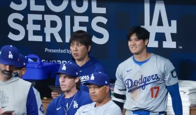Shohei Ohtani con su traductor Ippei Mizuhara en un juego de los Dodgers.