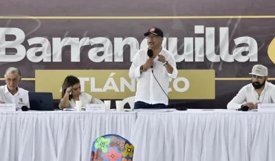 El gobernador Eduardo Verano; la directora del Dapre, Laura Sarabia; el Presidente Petro, y el ministro de Minas, Andrés Camacho.