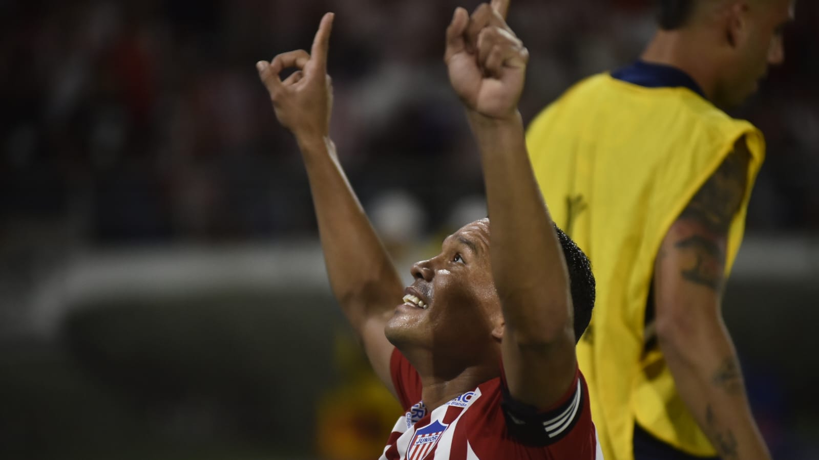 Carlos Bacca agradece al cielo tras marcar, de penalti, su séptimo gol con Junior en Copa Libertadores.  