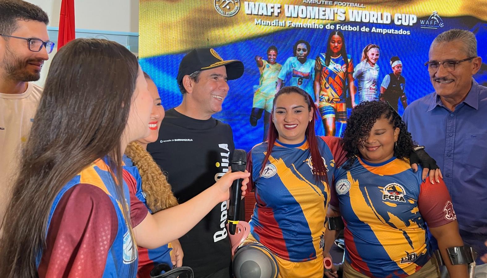 El alcalde Alex Char con las integrantes de la Selección Colombia Femenina de Fútbol para Amputados.  