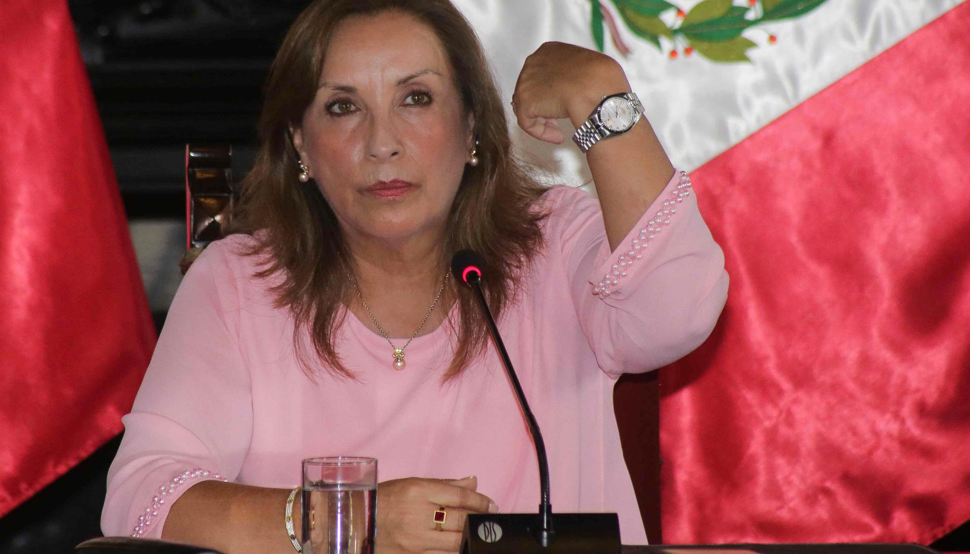 La presidenta Dina Boluarte enseñó los Rolex que según dijo, le prestó el gobernador de Ayacucho, Wilfredo Oscorima