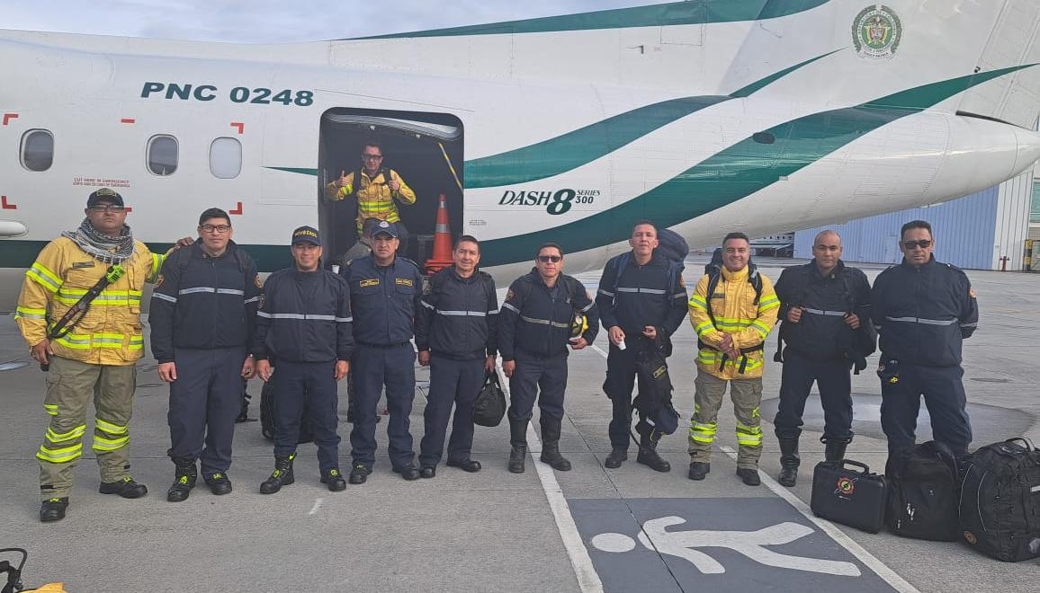 Los bomberos de Bogotá que viajaron para ayudar en el incendio de Isla Salamanca. 
